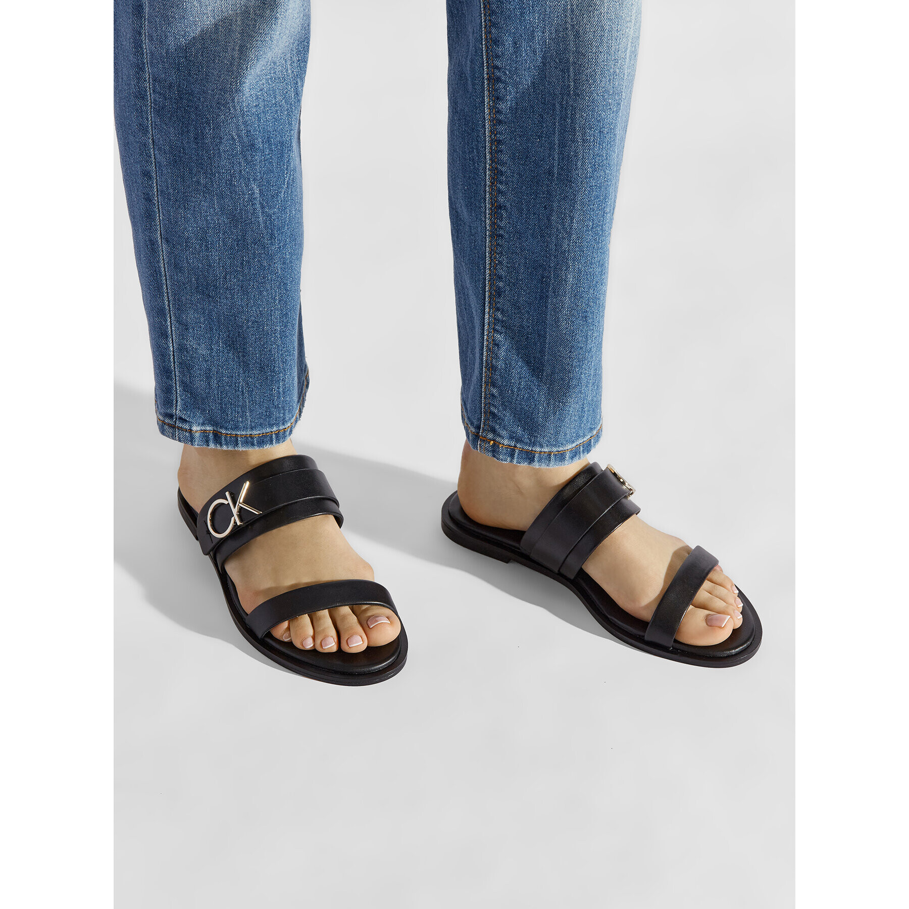 Calvin Klein Šľapky Almond Flat Slide W/Hdw HW0HW00679 Čierna - Pepit.sk