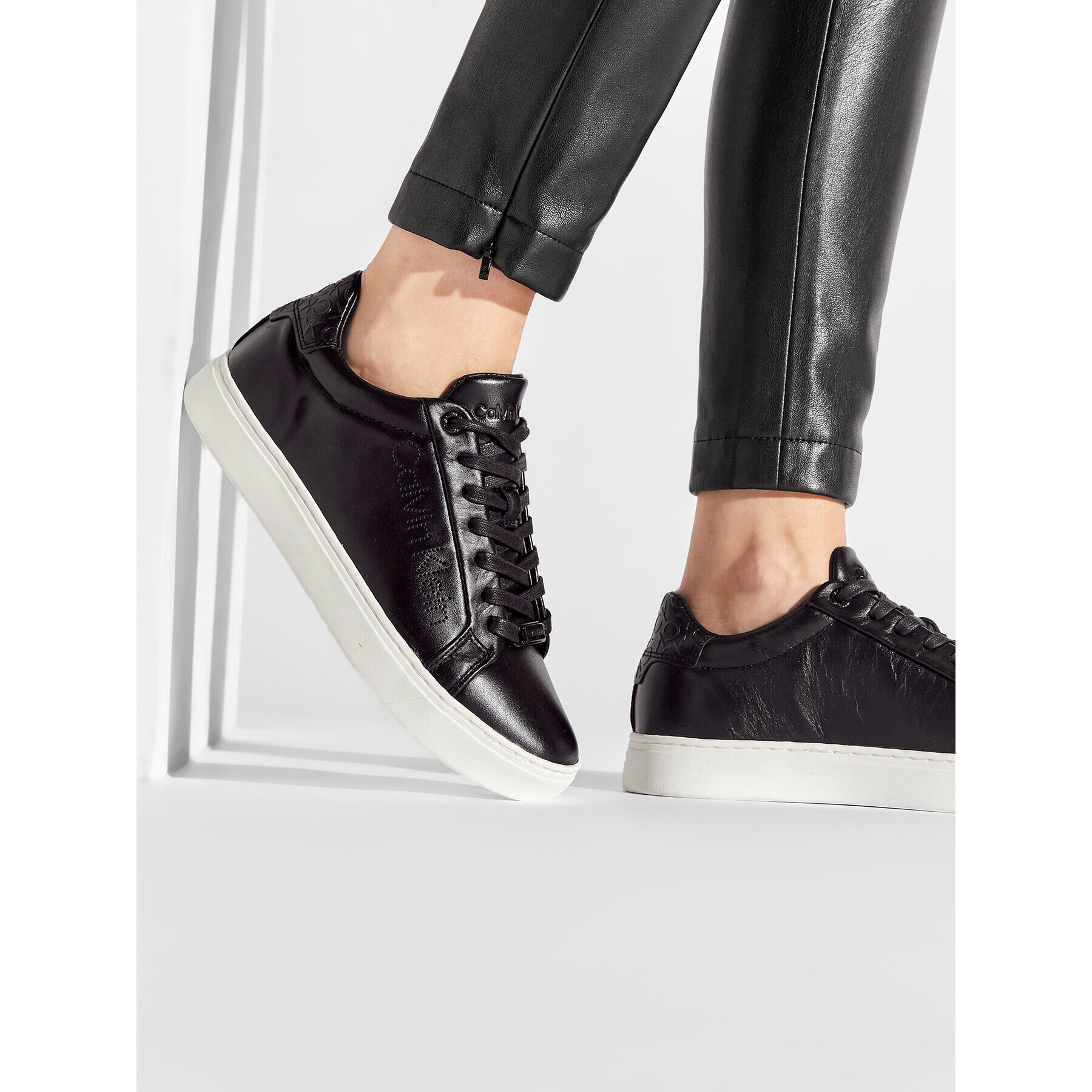 Calvin Klein Sneakersy Cupsole Lace Up Perf HW0HW00768 Čierna - Pepit.sk