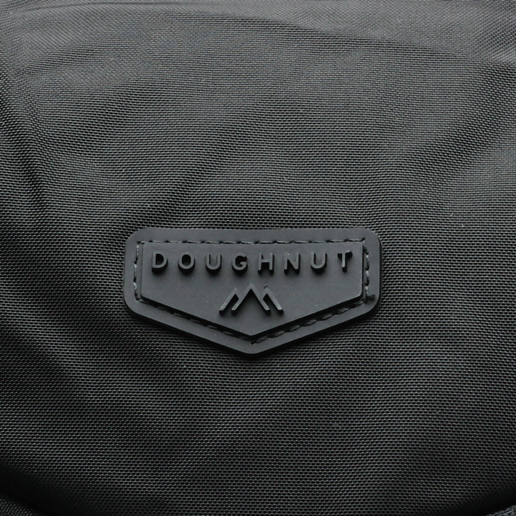 Doughnut Ruksak Traveler Messenger D238-0003-F Čierna - Pepit.sk