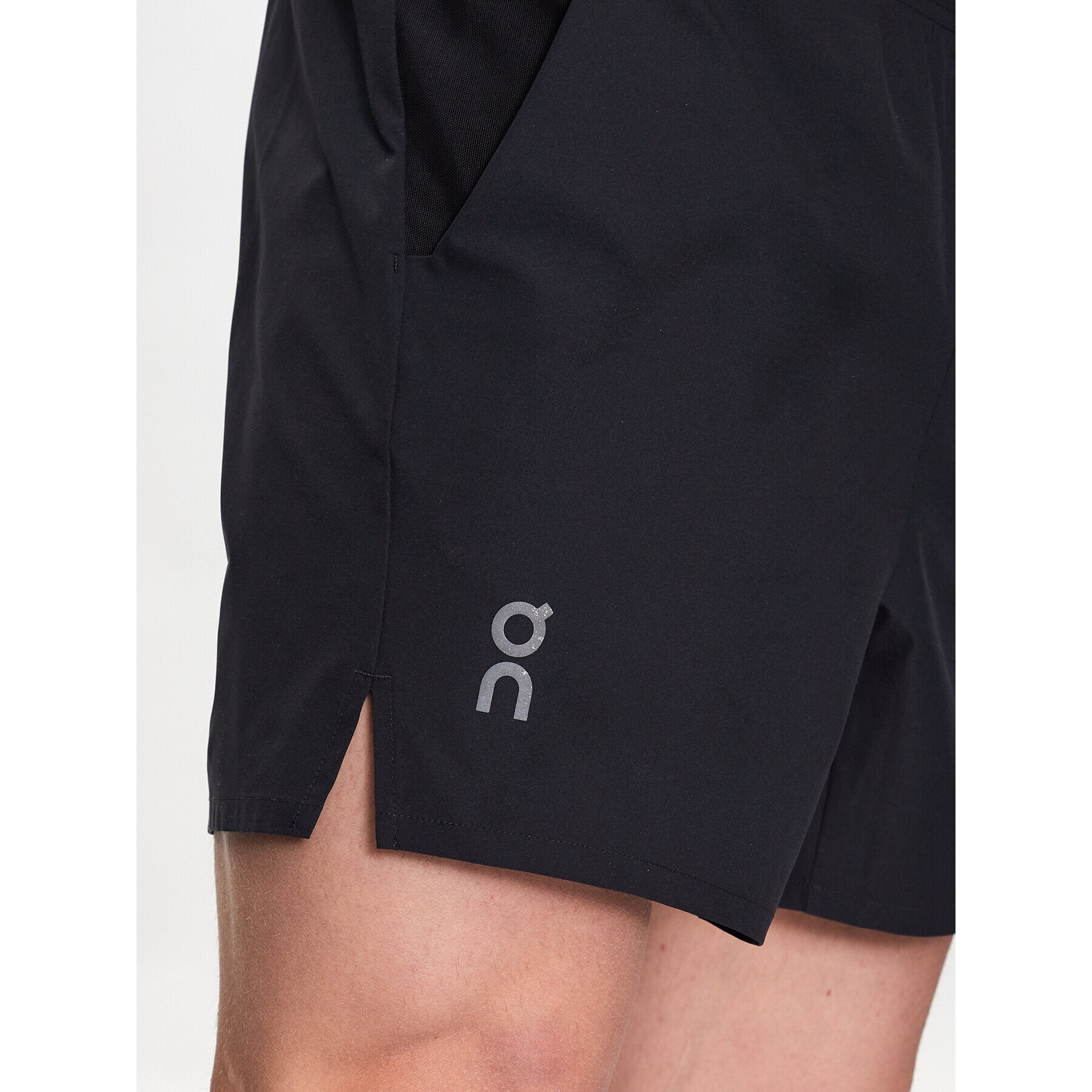 On Športové kraťasy Essential Shorts M 1MD10120553 Čierna Regular Fit - Pepit.sk