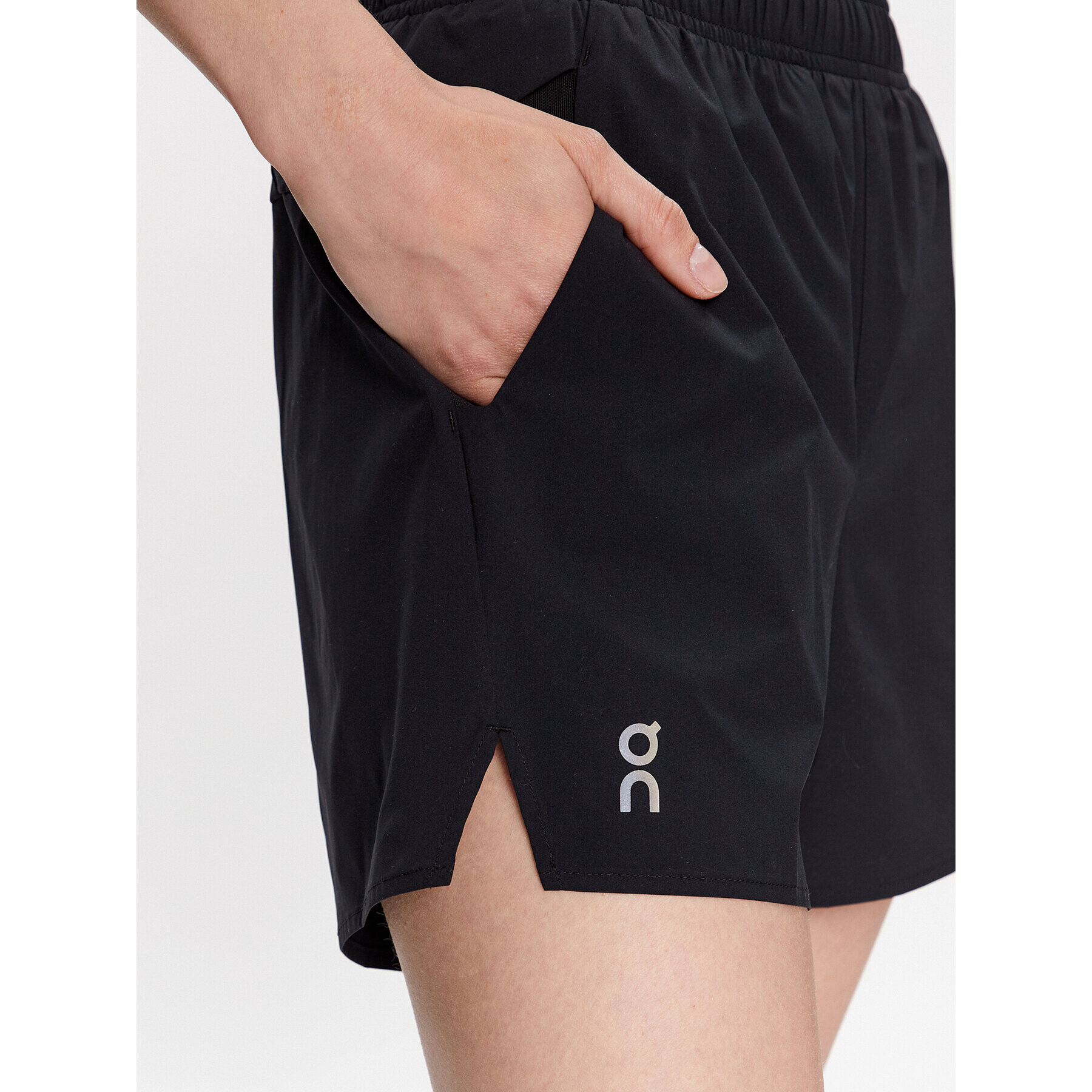 On Športové kraťasy Essential Shorts W 1WD10180553 Čierna Regular Fit - Pepit.sk