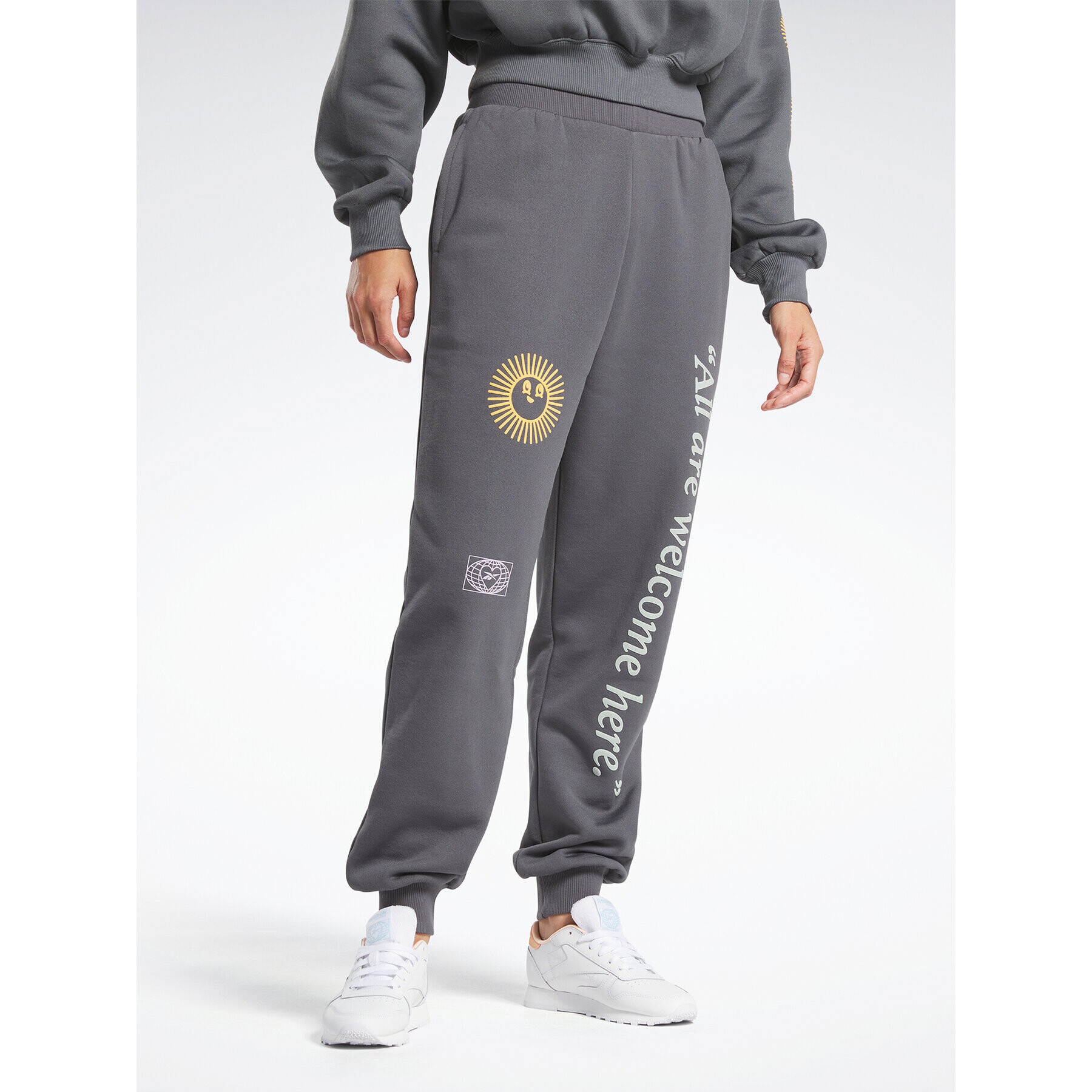 Reebok Teplákové nohavice Classics Graphic Joggers HS4264 Sivá Regular Fit - Pepit.sk