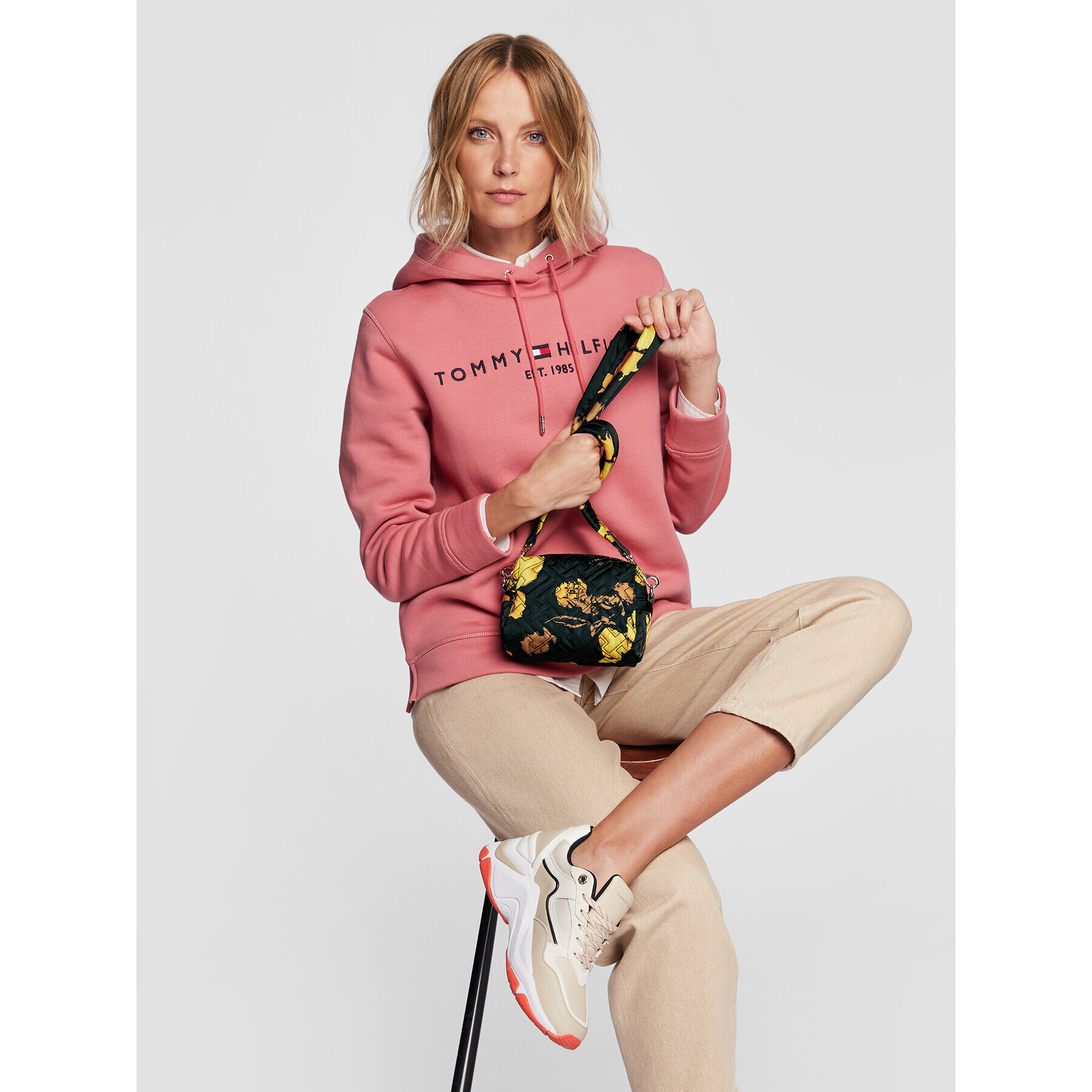 Tommy Hilfiger Kabelka Th Flow Crossover Floral AW0AW14364 Čierna - Pepit.sk