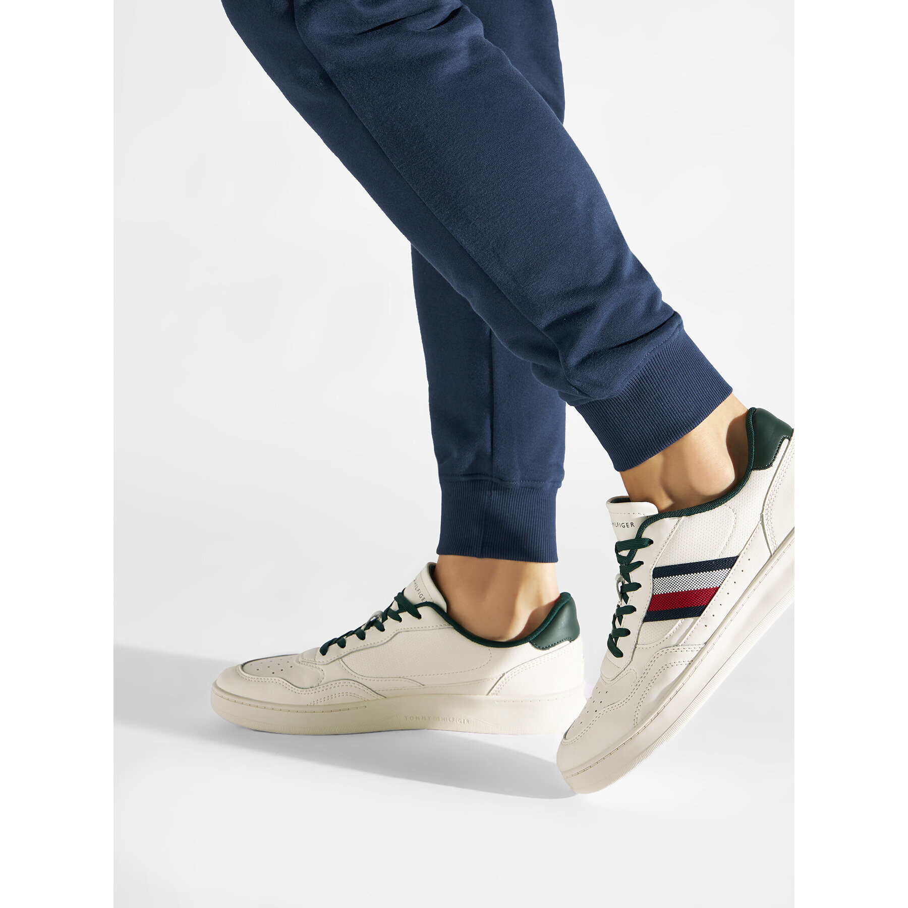 Tommy Hilfiger Sneakersy Retro Court Cupsole Stripes Lea FM0FM04316 Biela - Pepit.sk