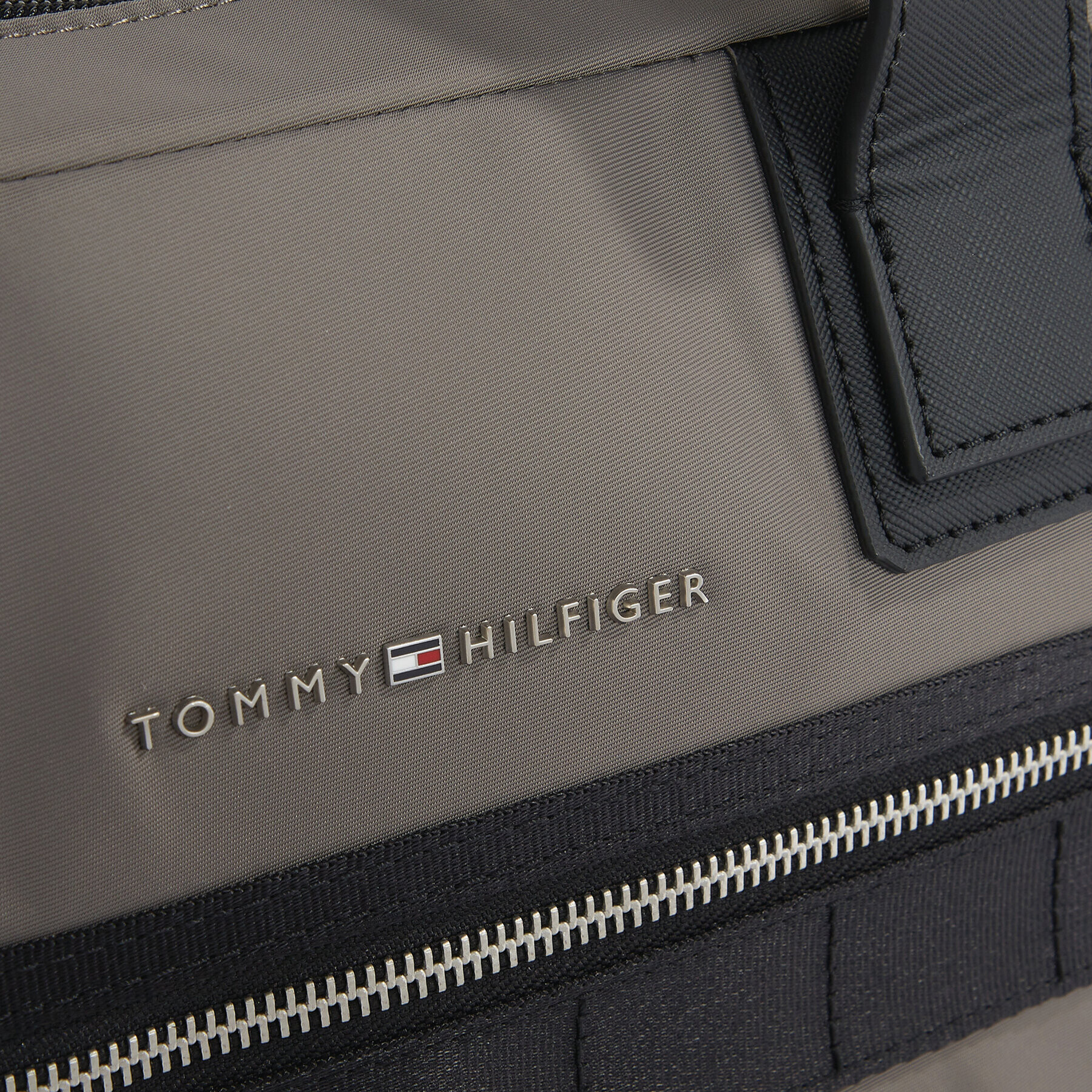 Tommy Hilfiger Taška na laptop Th Elevated Nylon Computer Bag AM0AM11574 Sivá - Pepit.sk