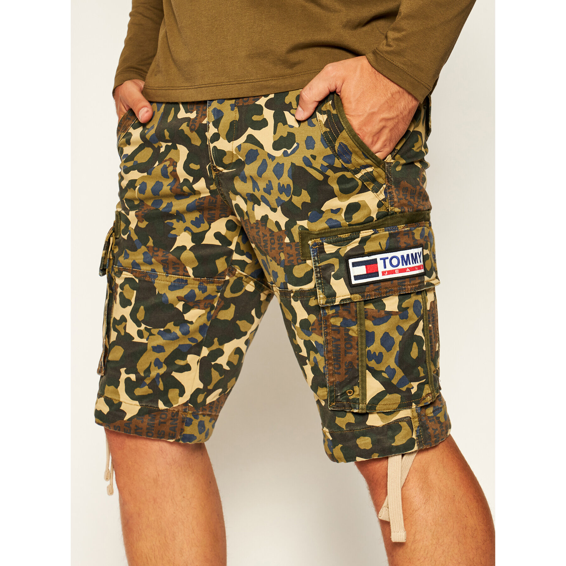 Tommy Jeans Bavlnené šortky Tjm Camo Print Cargo DM0DM07937 Zelená Regular Fit - Pepit.sk