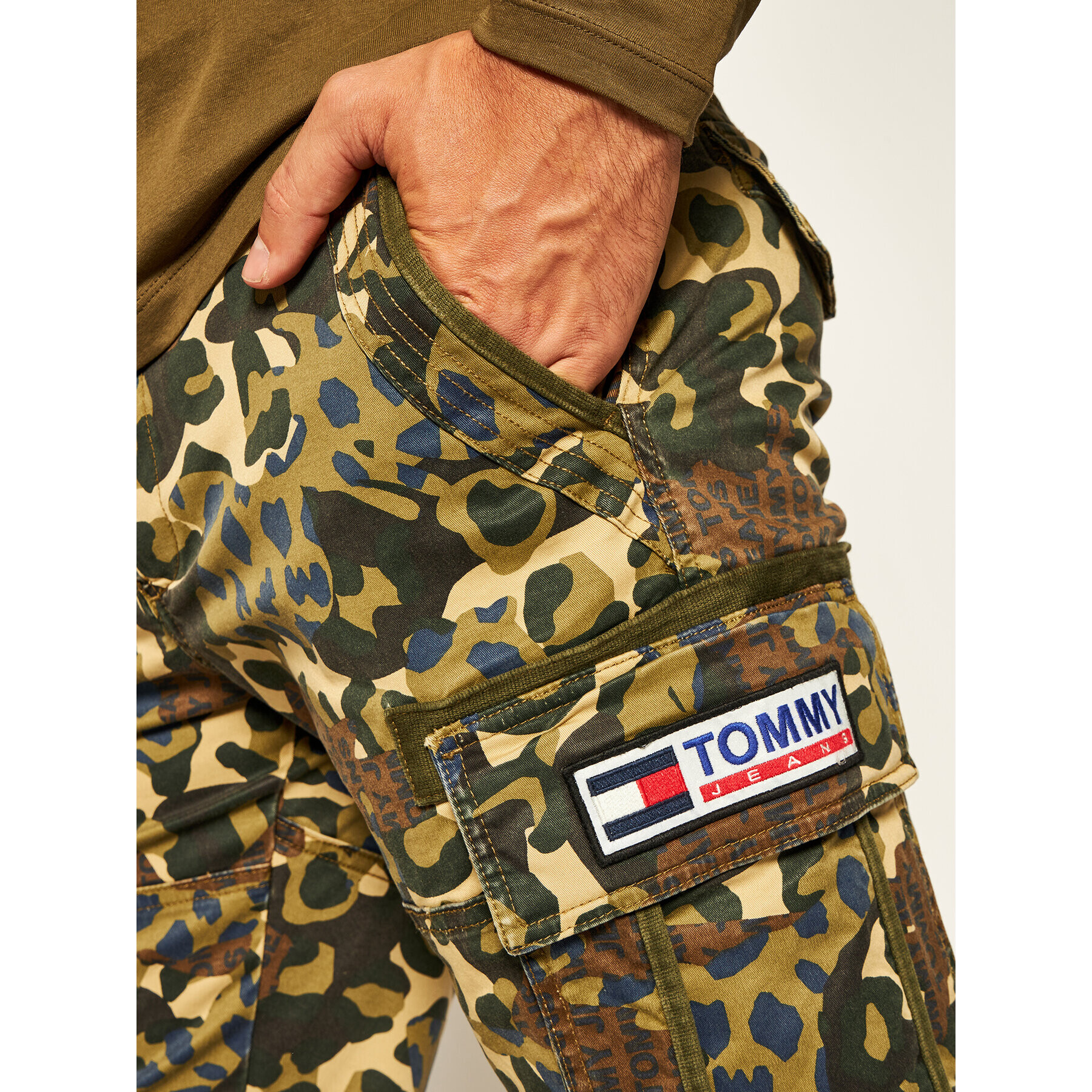 Tommy Jeans Bavlnené šortky Tjm Camo Print Cargo DM0DM07937 Zelená Regular Fit - Pepit.sk