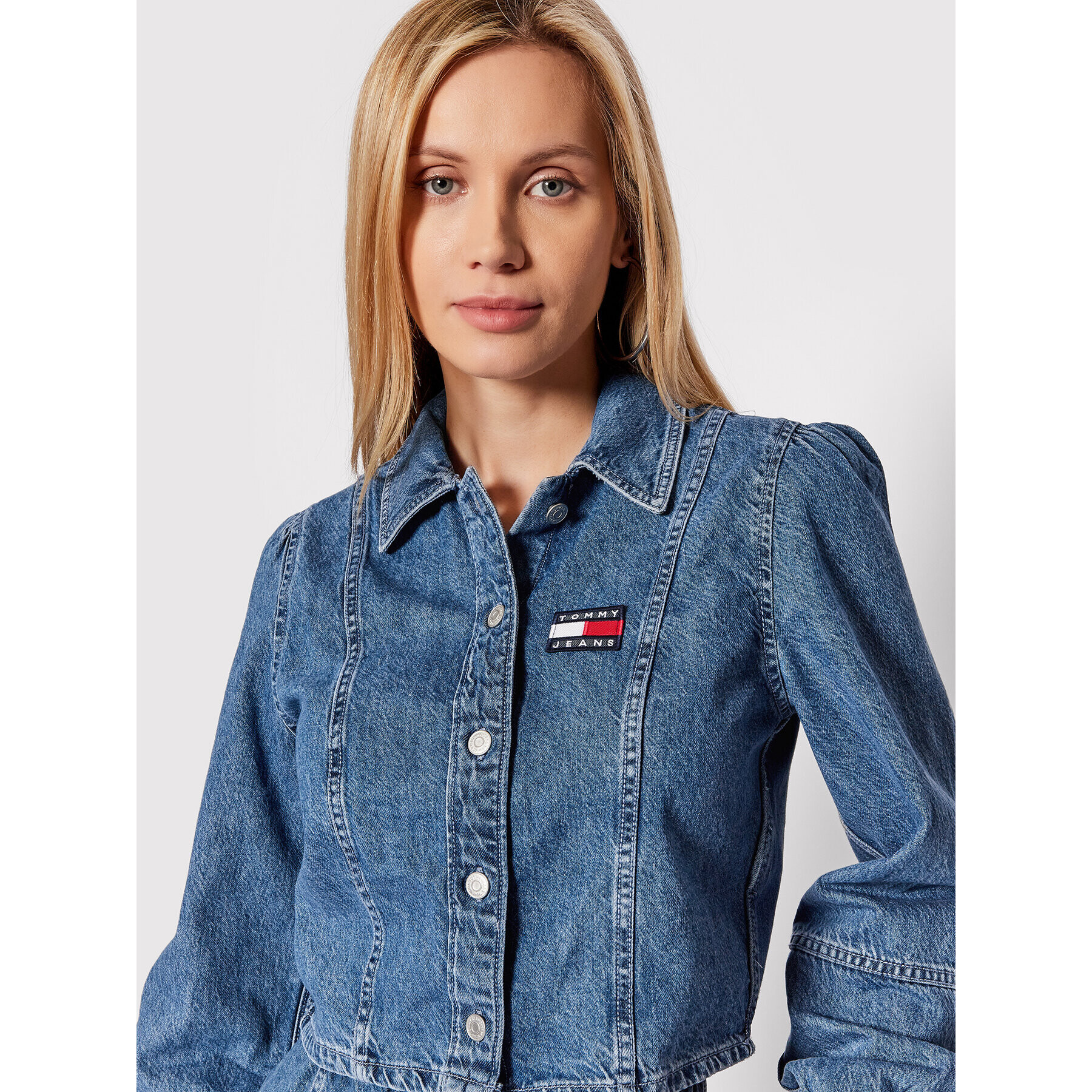 Tommy Jeans džínsová košeľa Badge Denim DW0DW11893 Tmavomodrá Regular Fit - Pepit.sk