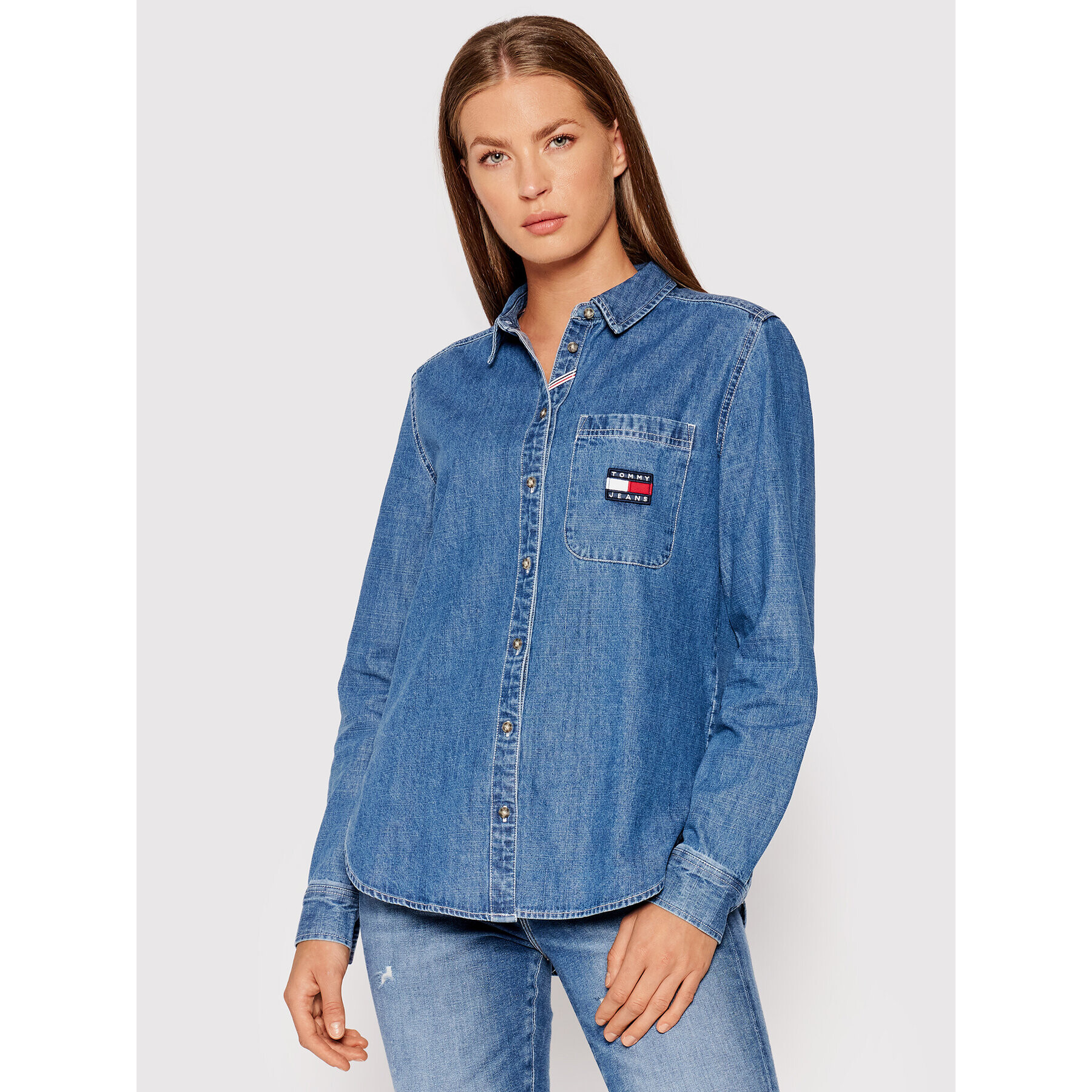 Tommy Jeans džínsová košeľa Tjw Chambray Badge DW0DW10366 Modrá Regular Fit - Pepit.sk