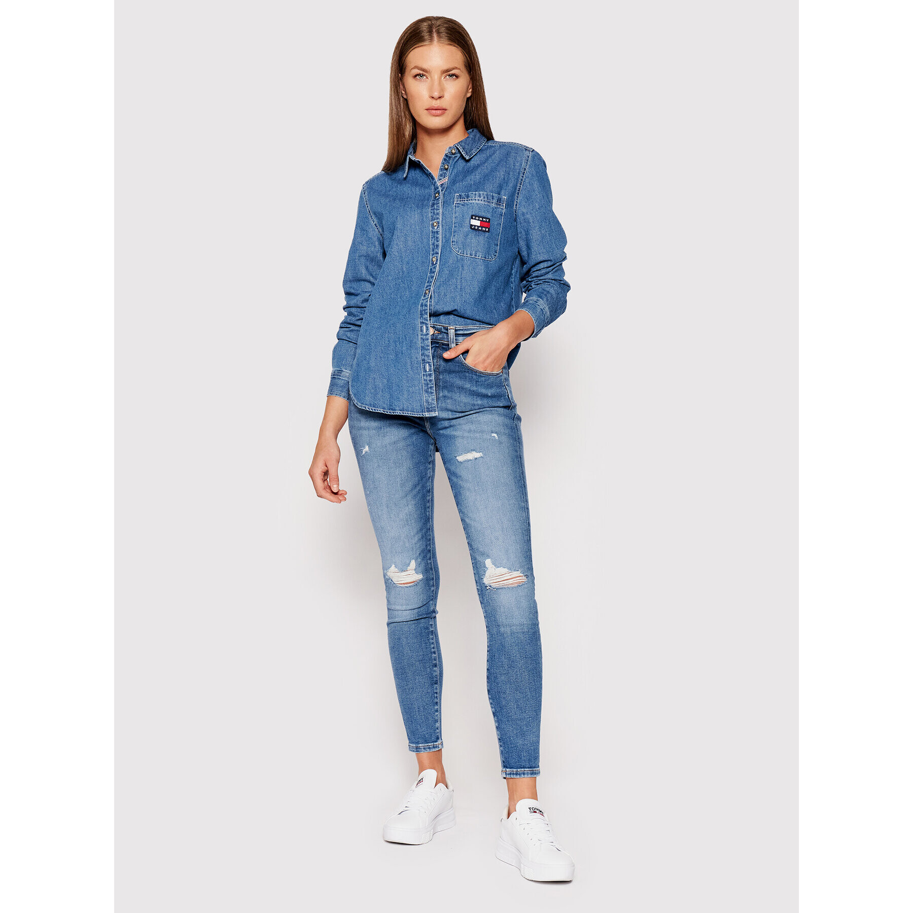 Tommy Jeans džínsová košeľa Tjw Chambray Badge DW0DW10366 Modrá Regular Fit - Pepit.sk