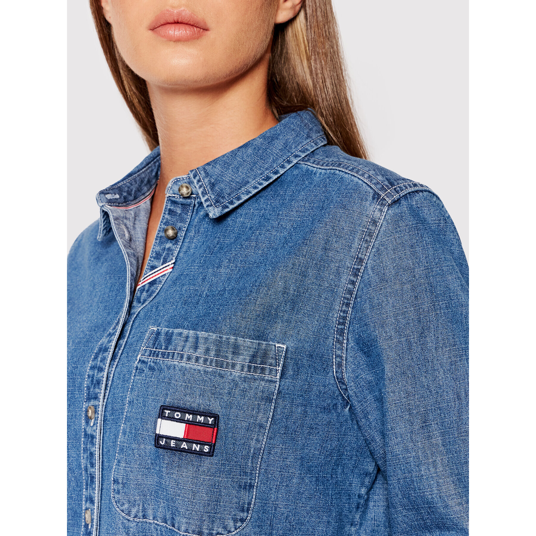 Tommy Jeans džínsová košeľa Tjw Chambray Badge DW0DW10366 Modrá Regular Fit - Pepit.sk