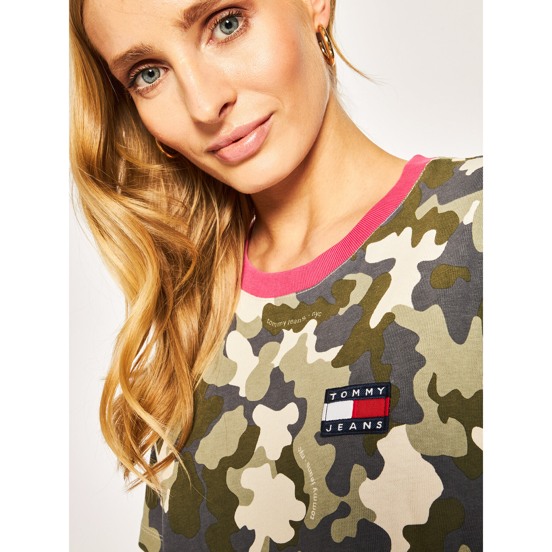 Tommy Jeans Každodenné šaty Tjw Camo Tee DW0DW07904 Zelená Regular Fit - Pepit.sk