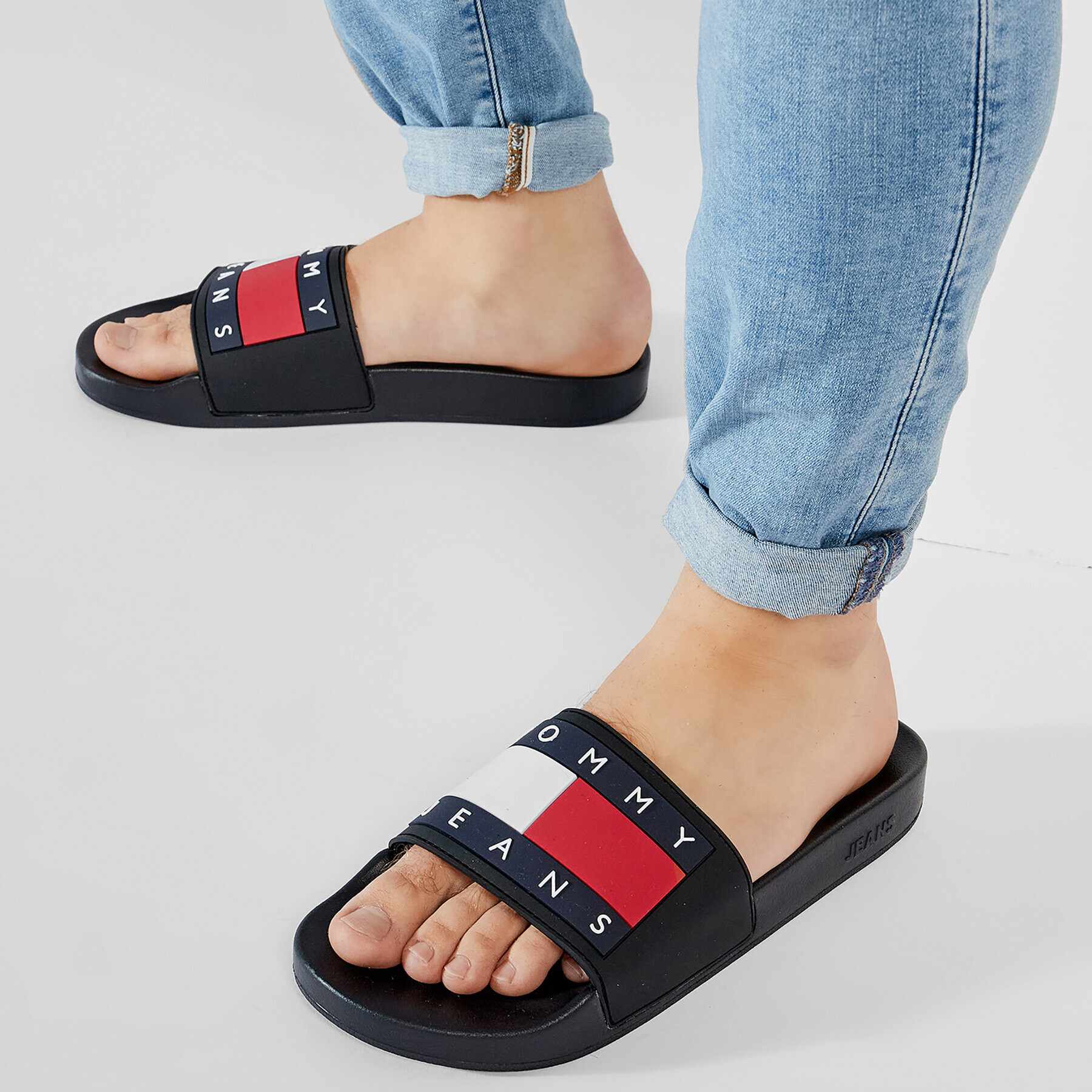 Tommy Jeans Šľapky Flag Pool Slide EM0EM00689 Čierna - Pepit.sk