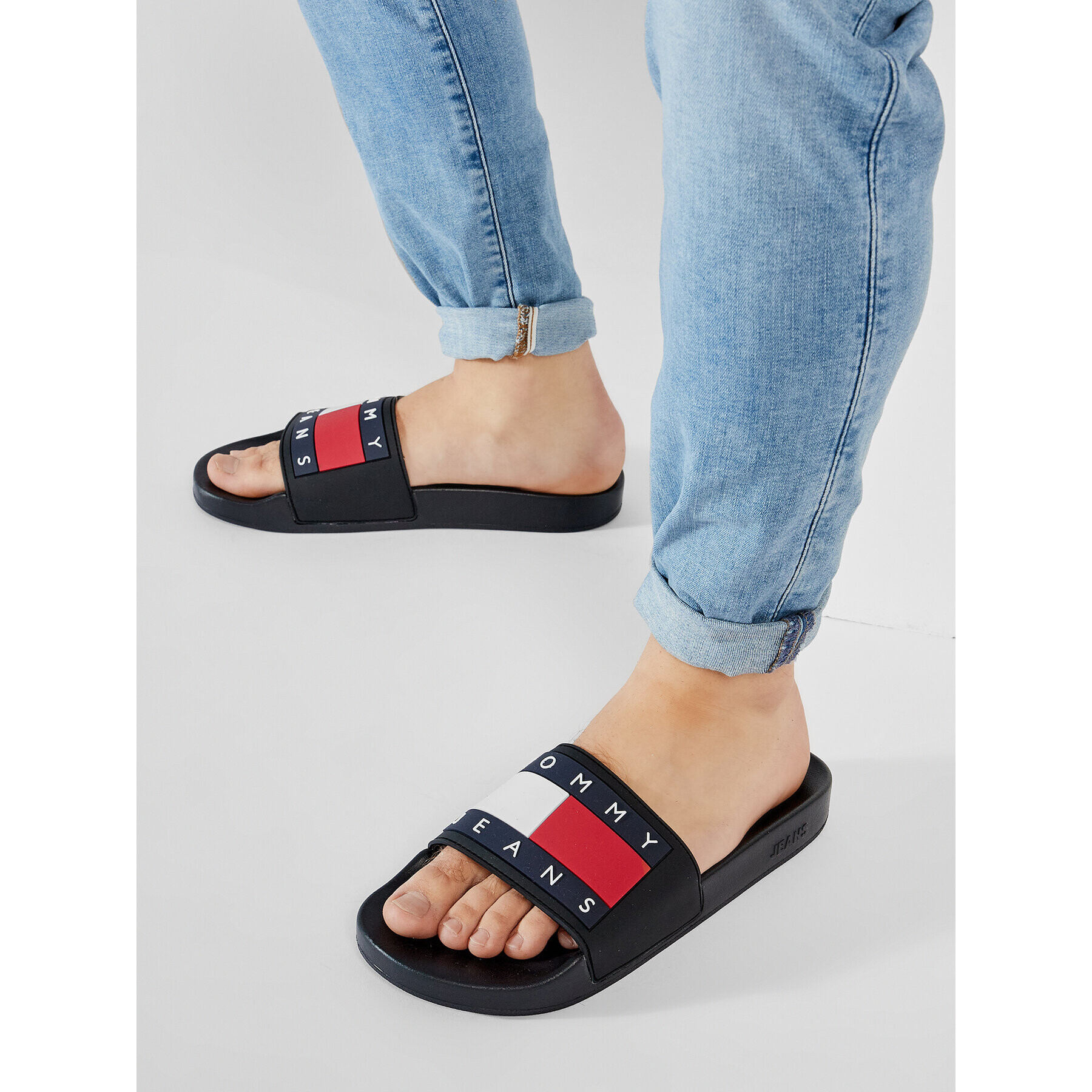 Tommy Jeans Šľapky Flag Pool Slide EM0EM00689 Čierna - Pepit.sk