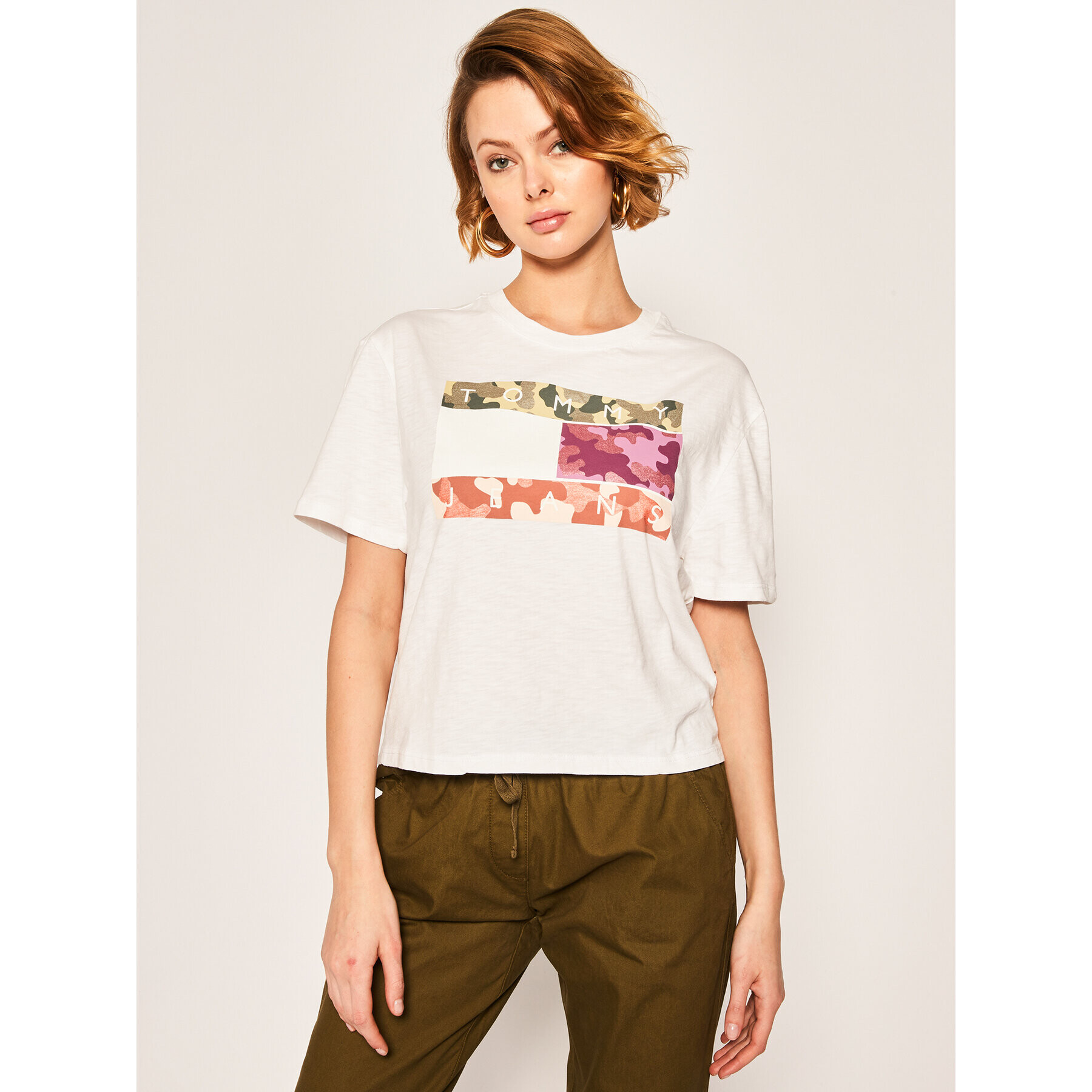 Tommy Jeans Tričko Camo Flag Tommy Tee DW0DW08051 Biela Regular Fit - Pepit.sk