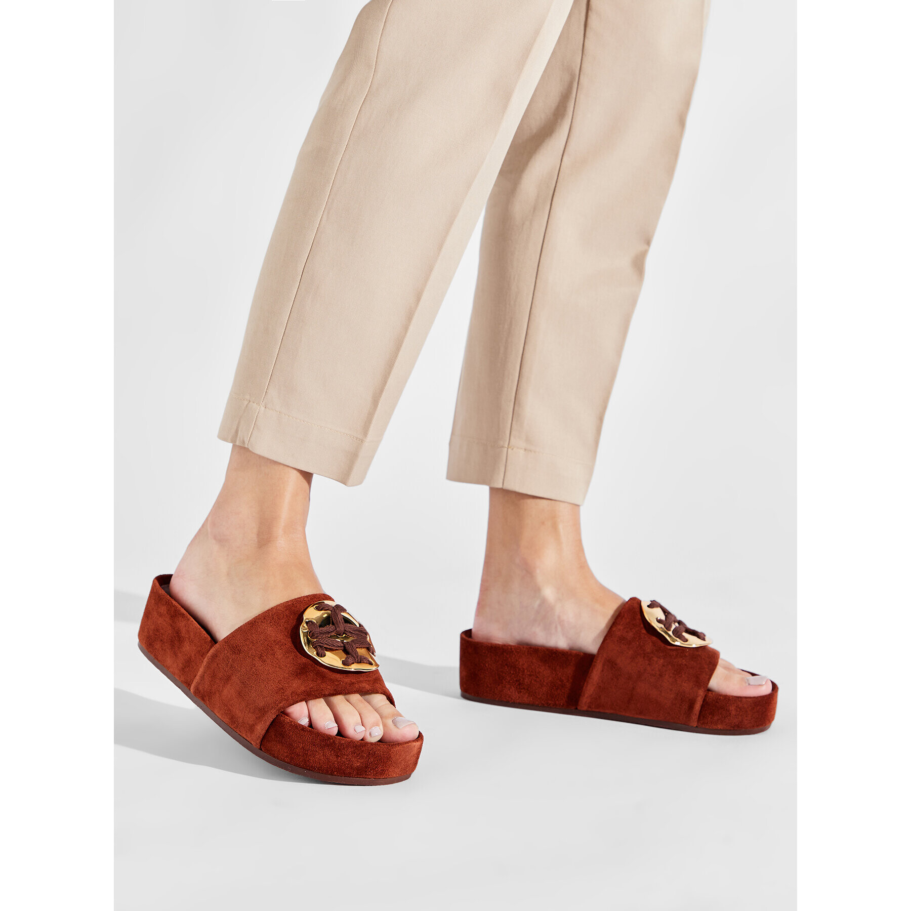 Tory Burch Šľapky Patus Logo Sandal 136989 Hnedá - Pepit.sk