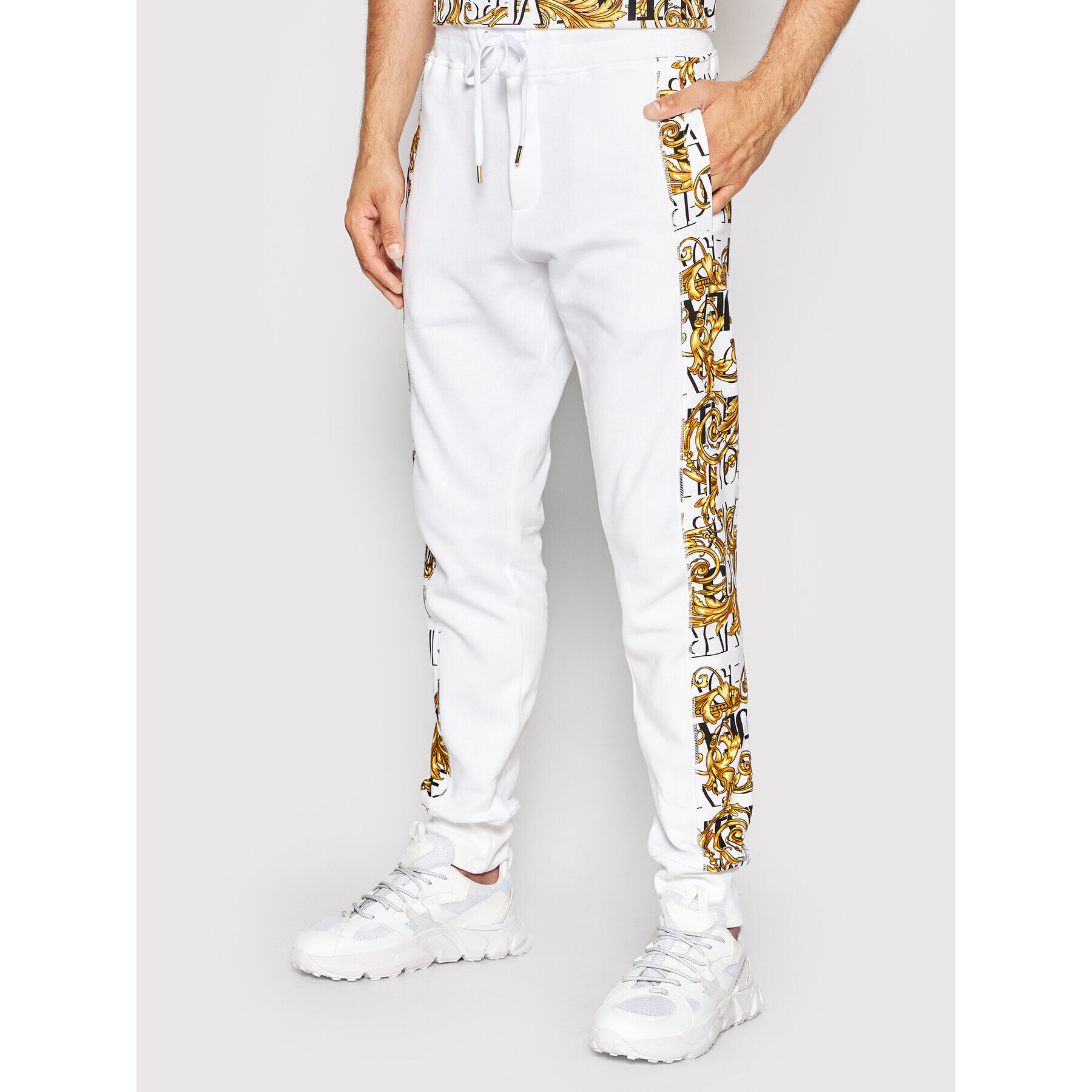 Versace Jeans Couture Teplákové nohavice Logo Baroque 73GAA3C0 Biela Regular Fit - Pepit.sk