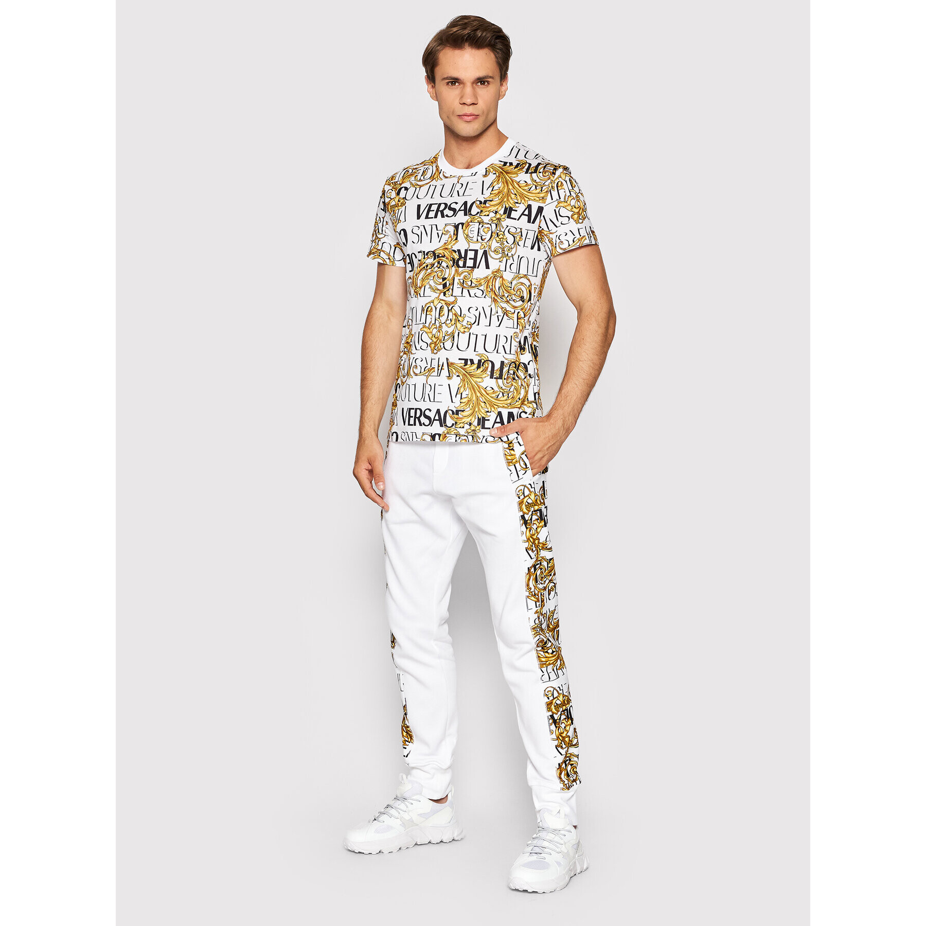 Versace Jeans Couture Teplákové nohavice Logo Baroque 73GAA3C0 Biela Regular Fit - Pepit.sk