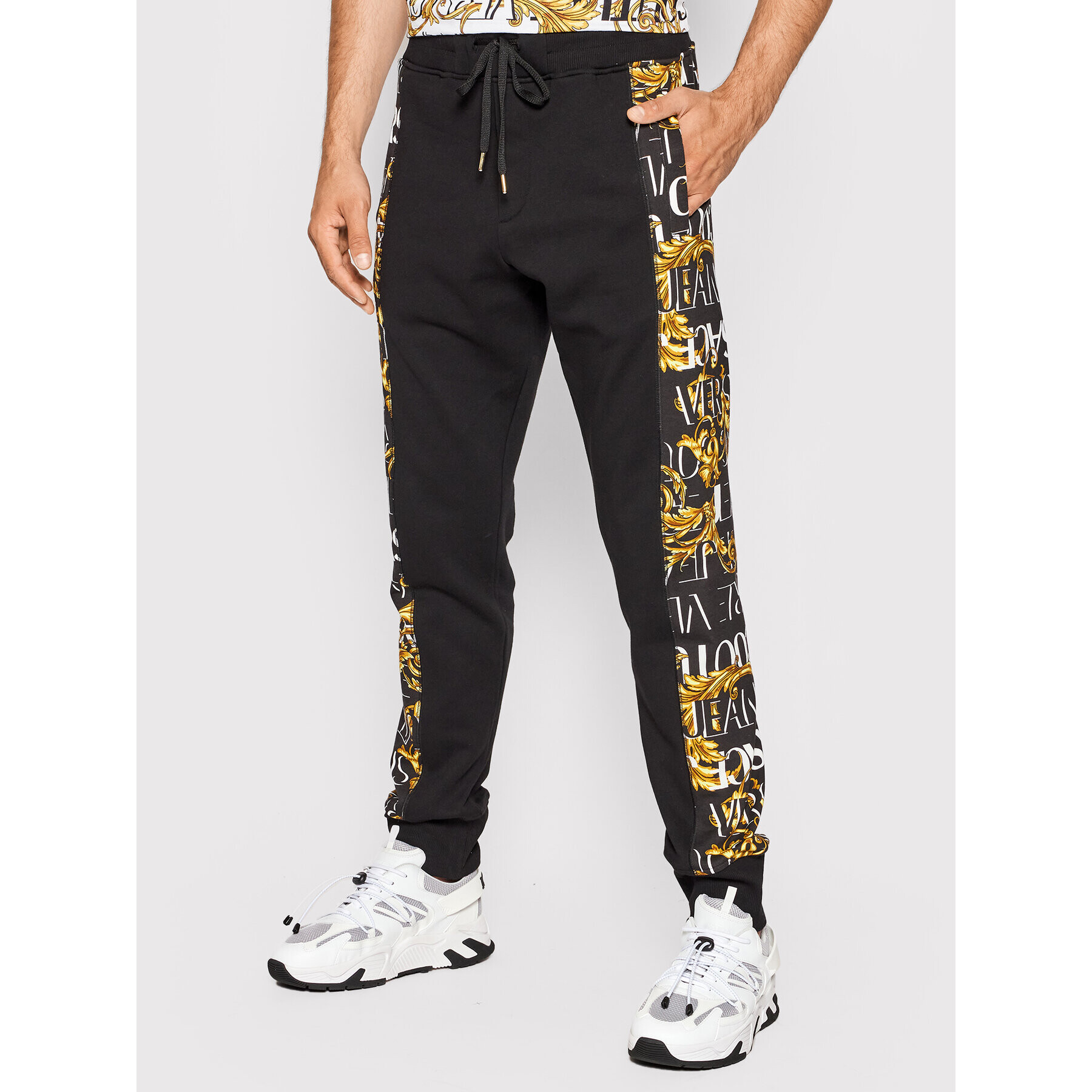 Versace Jeans Couture Teplákové nohavice Logo Baroque 73GAA3C0 Čierna Regular Fit - Pepit.sk